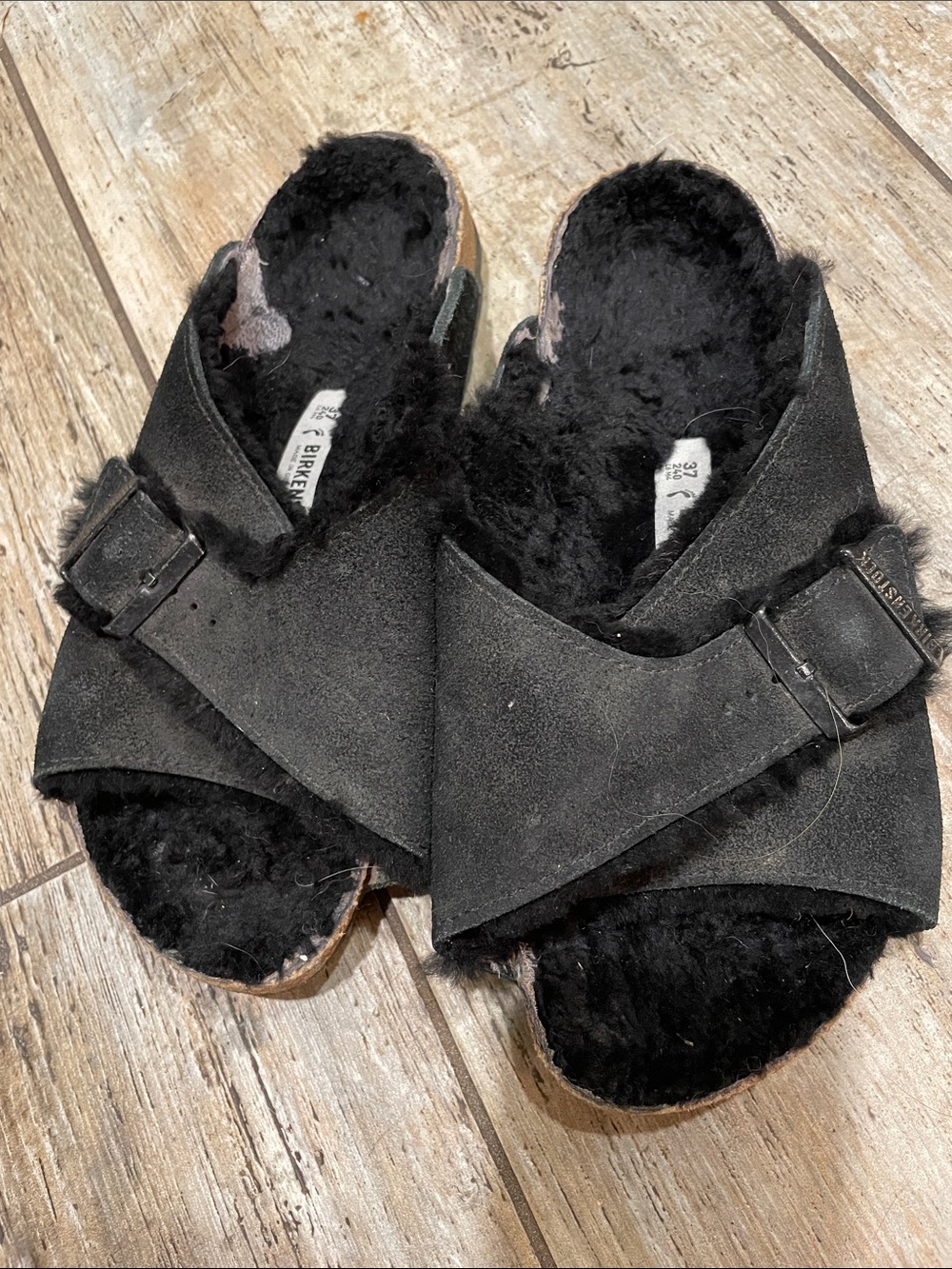 BIRKENSTOCK
AROSA SHEARLING BLACK SUEDE